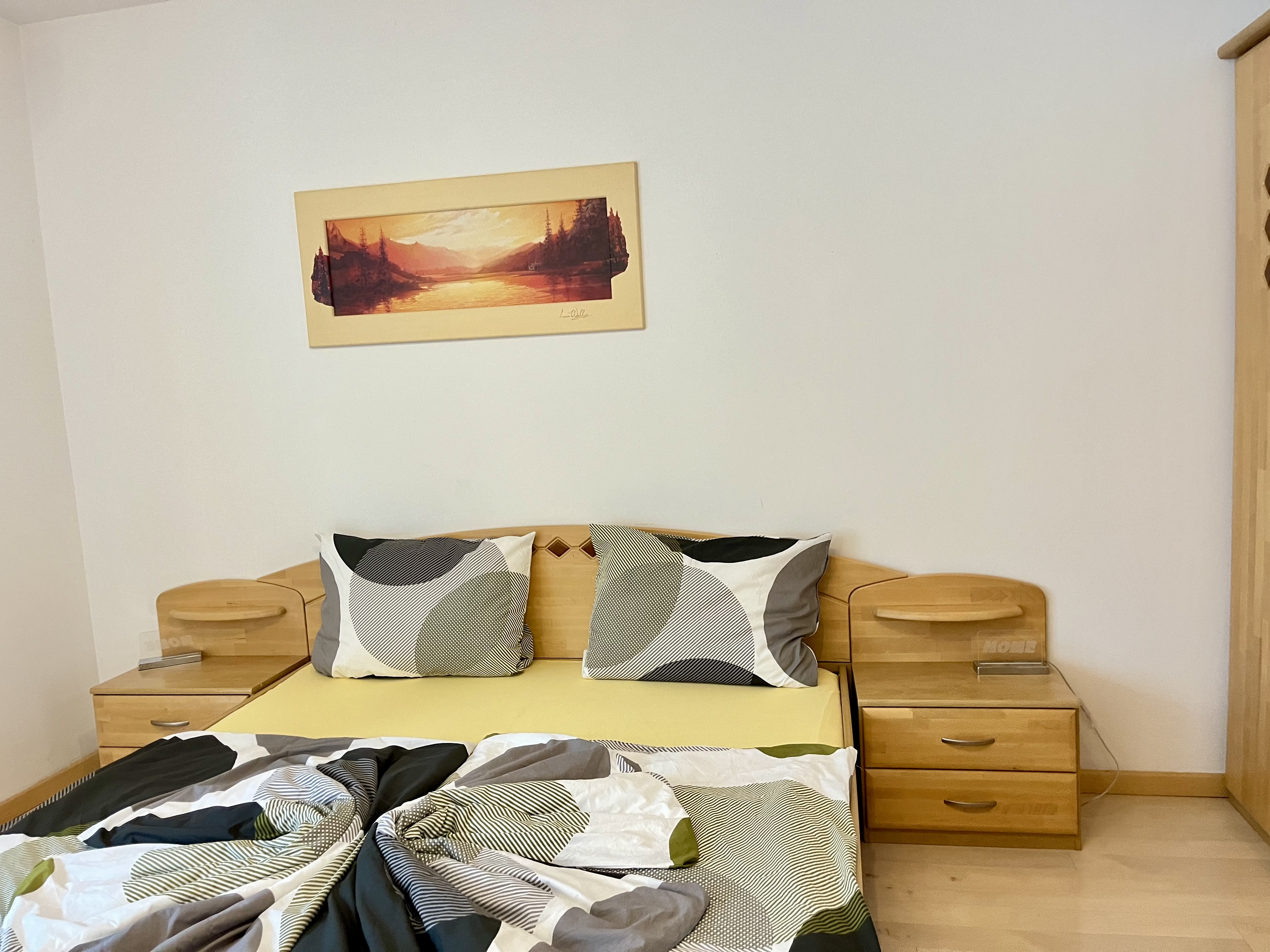 Wohnbereich mit grossem Fenster und Blick