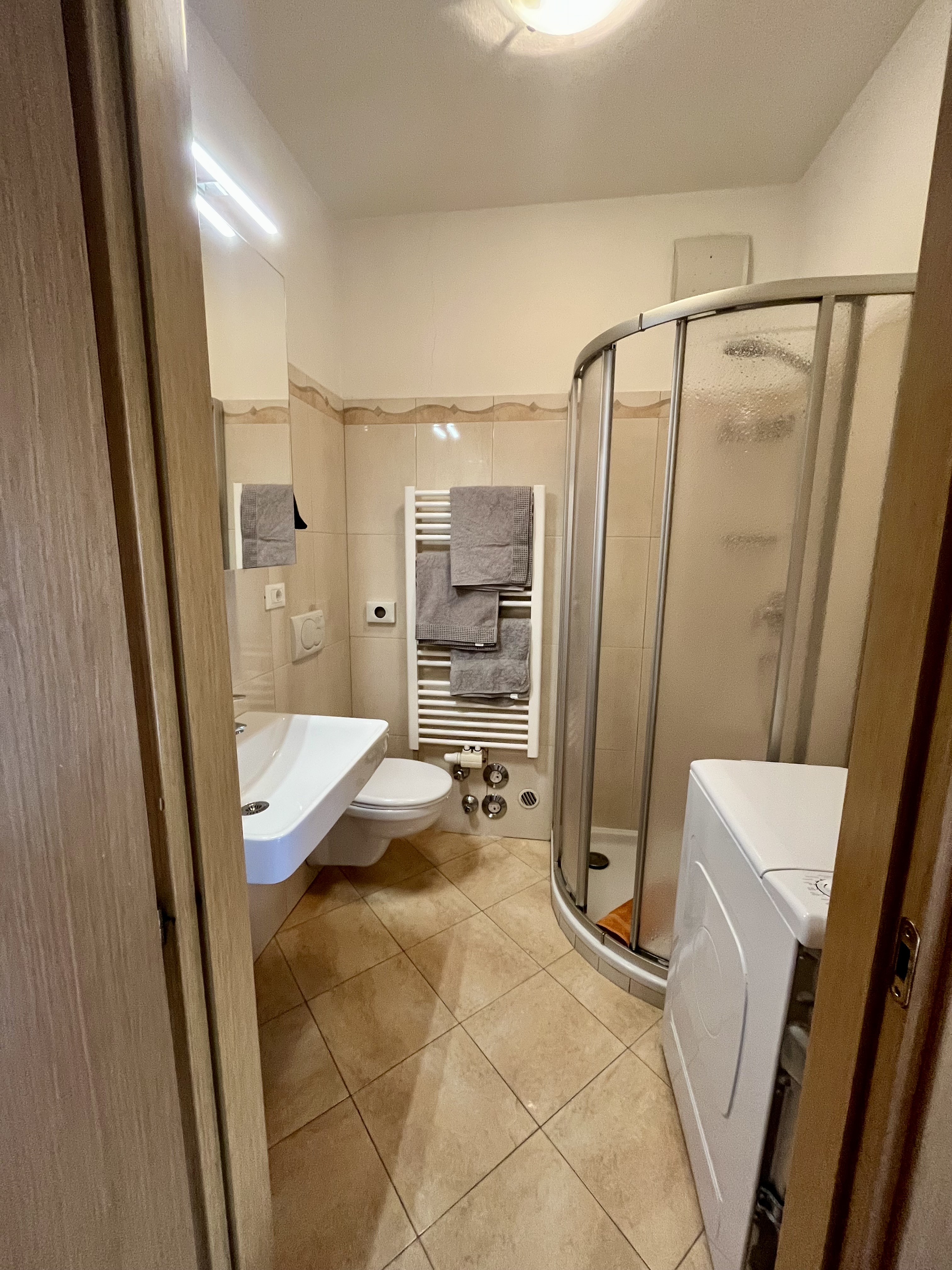 Zimmer mit Tisch und Aussicht