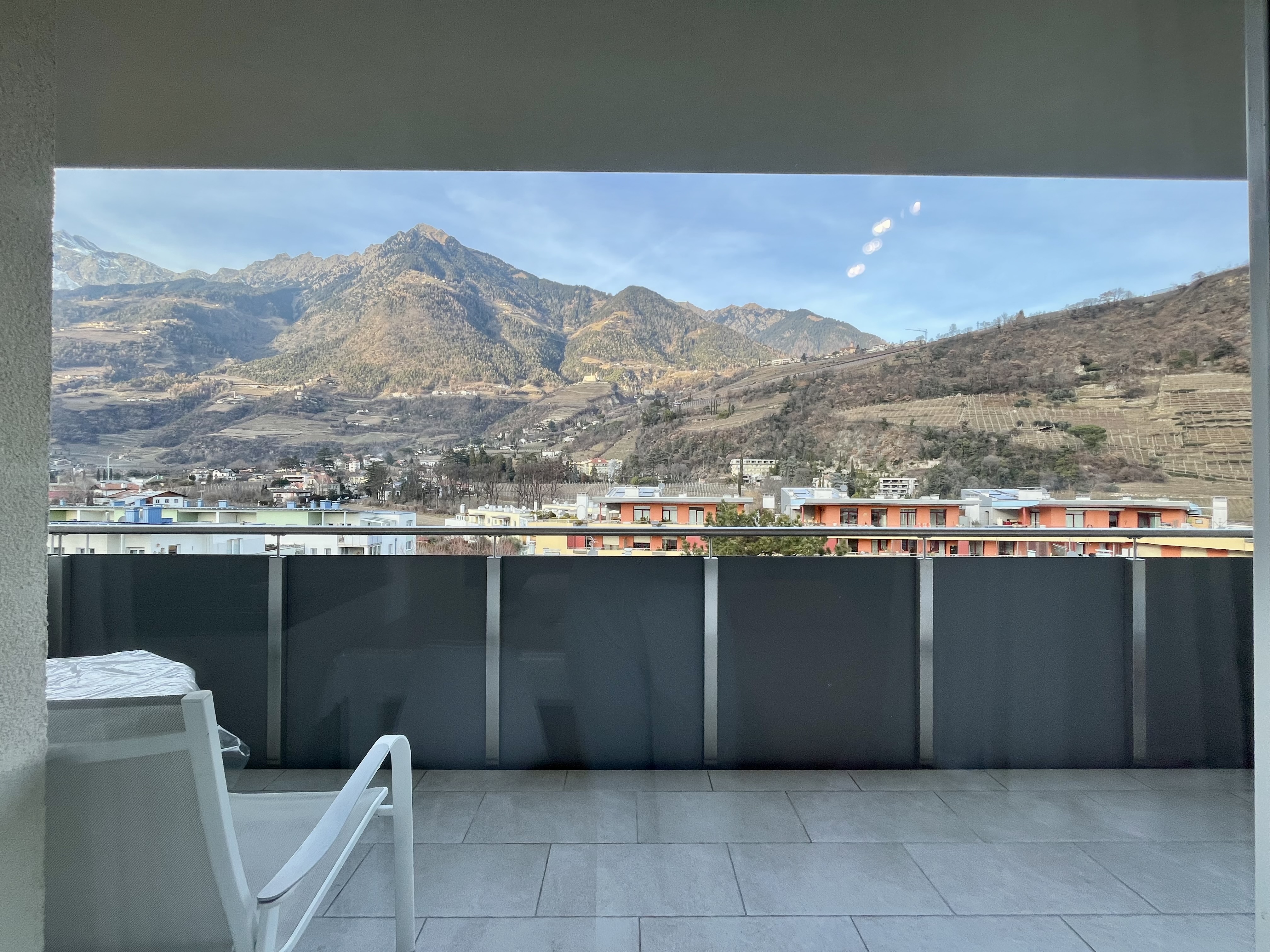 Wohnzimmer mit Sofa und Tisch