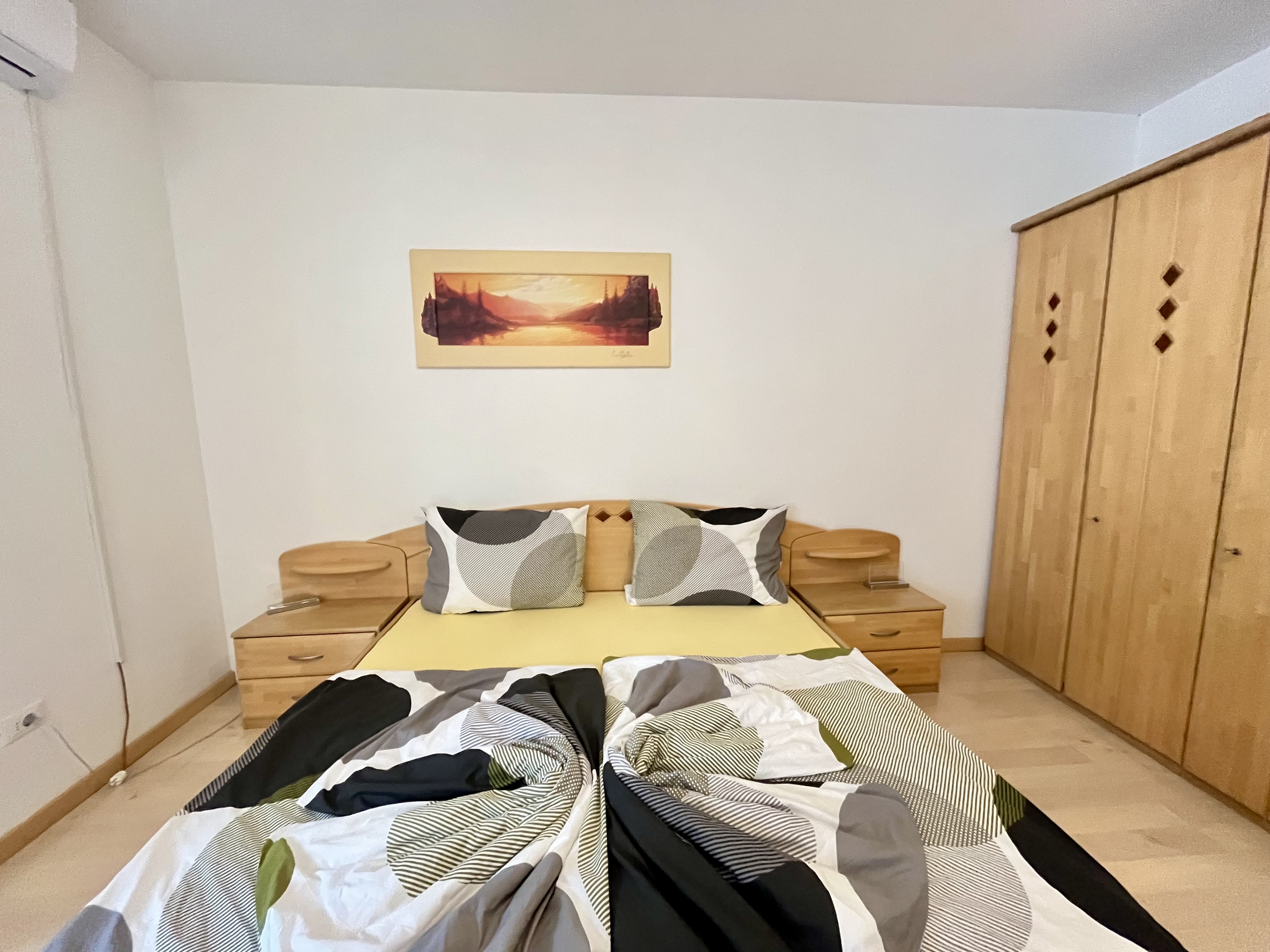 Badezimmer mit Dusche und Waschbecken